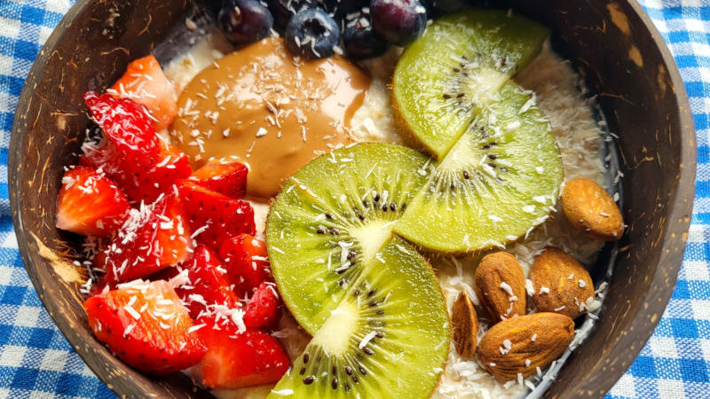 Overnight oats con frutta e crema proteica al caramello salato