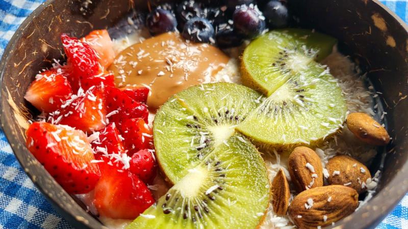 Overnight oats con frutta e crema proteica al caramello salato