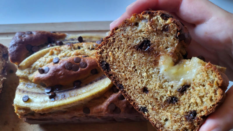 Banana bread proteico con gocce di cioccolato