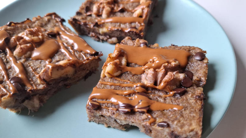 Quadrotti Weetabix proteici con banana, noci e gocce di cioccolato