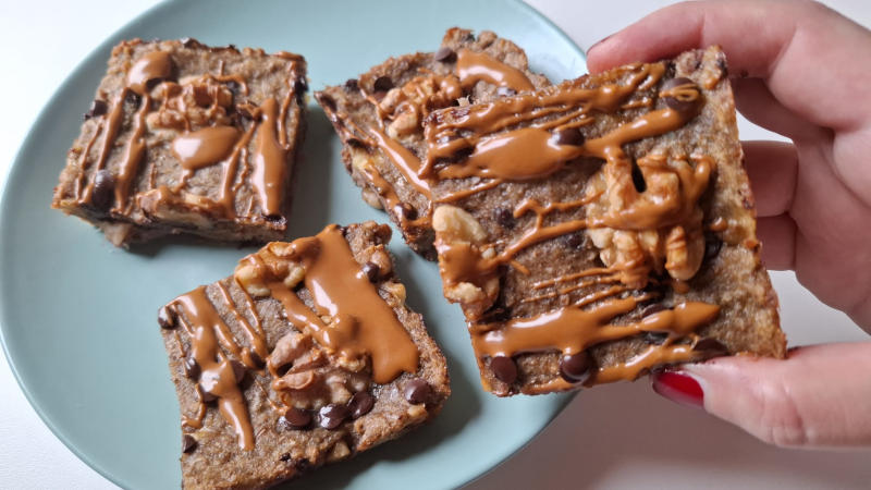 Quadrotti Weetabix proteici con banana, noci e gocce di cioccolato