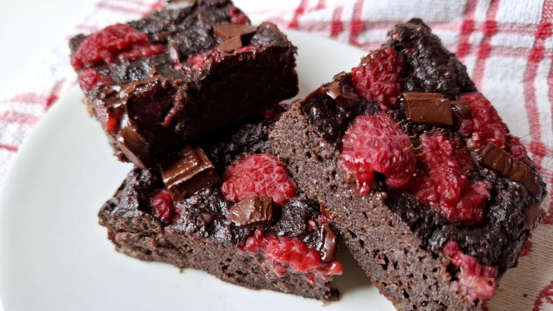 Brownies proteici cioccolato e lamponi