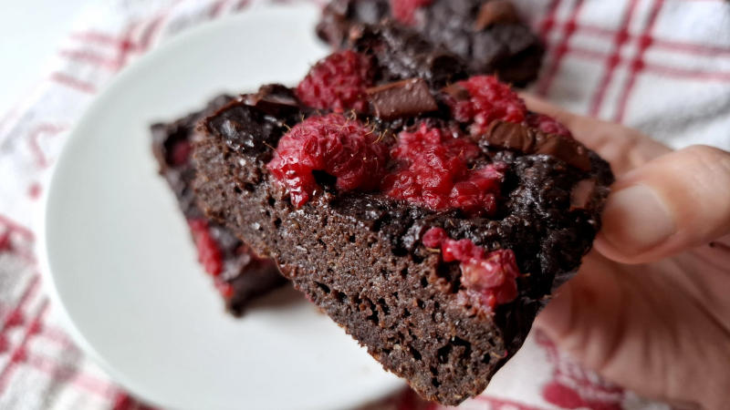 Brownies proteici cioccolato e lamponi