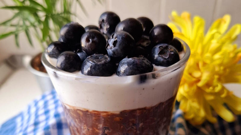 Overnight oats al cioccolato e mirtilli