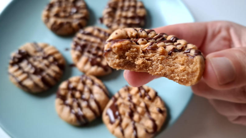 Biscotti al burro d'arachidi e cioccolato fondente proteico