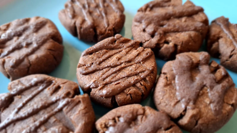 Biscotti al burro d'arachidi con cacao e cioccolato fondente proteico