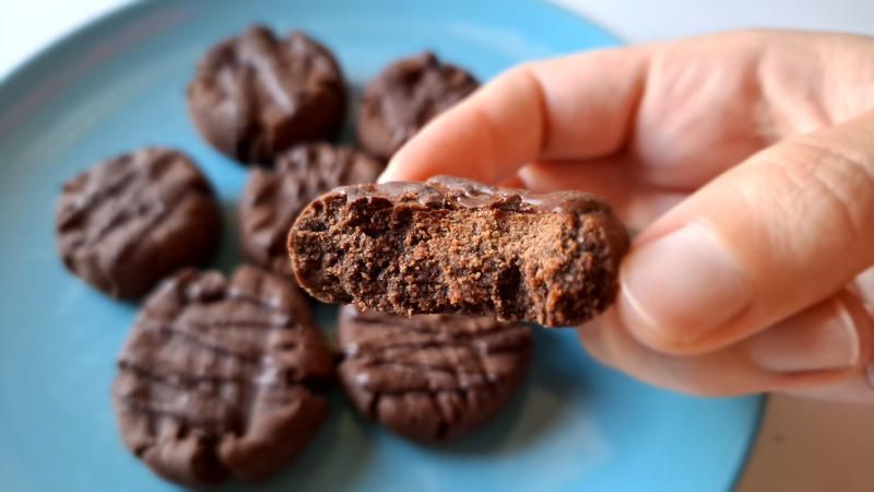 Biscotti al burro d'arachidi con cacao e cioccolato fondente proteico